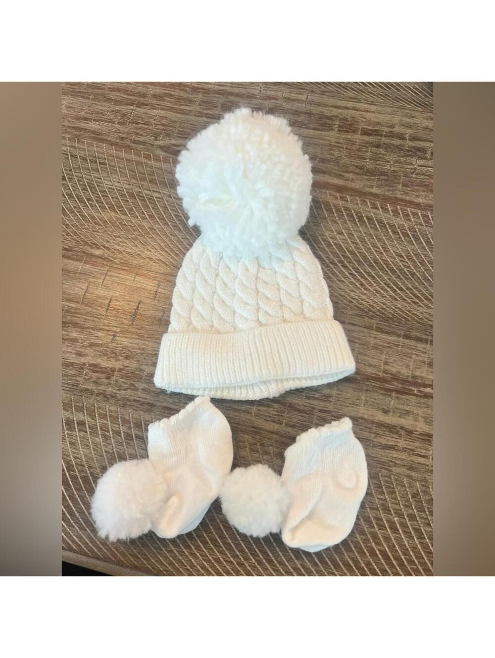 Stars & Dreamers White Knit Baby Hat and Pom Pom Socks Set 0-12 Months